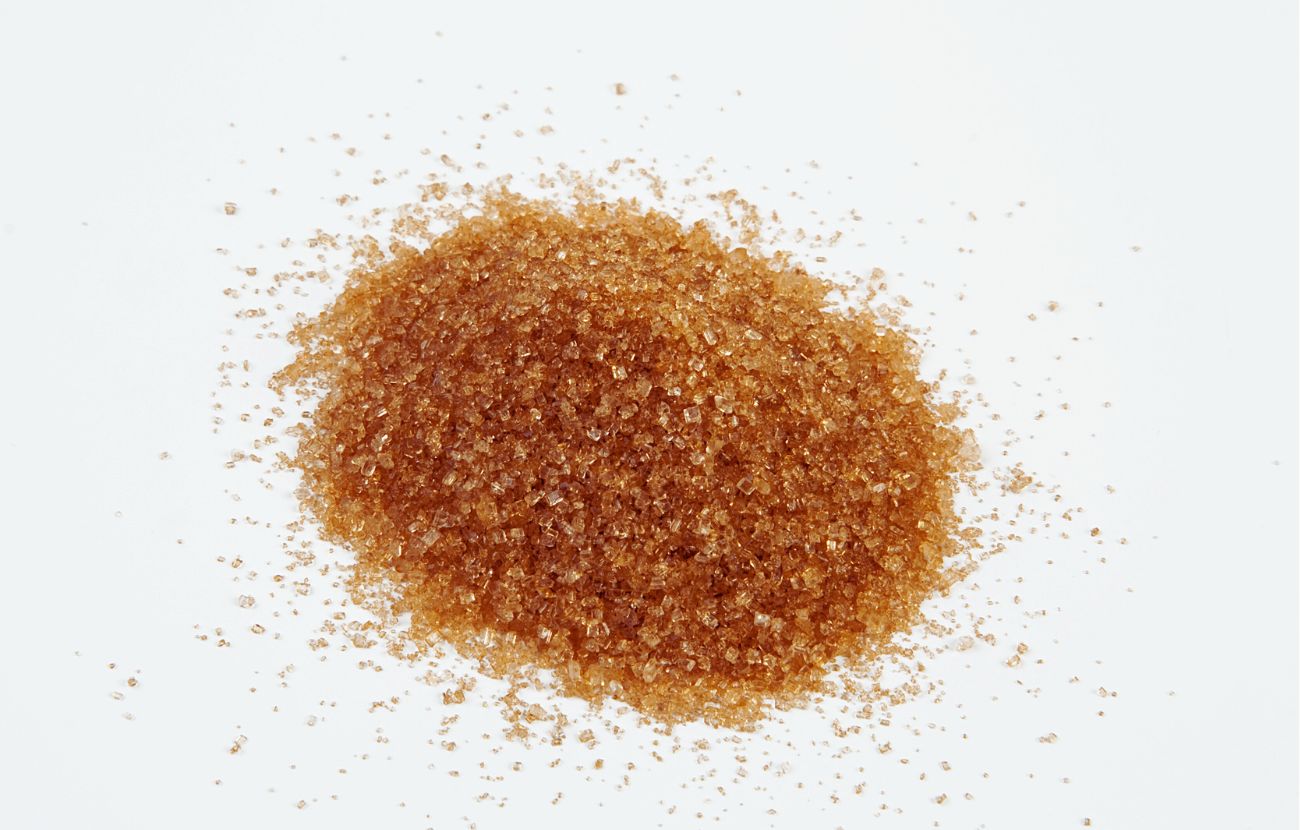 Lo zucchero di canna non fa "meno male" di quello bianco, o comunque le differenze sono quasi inesistenti.