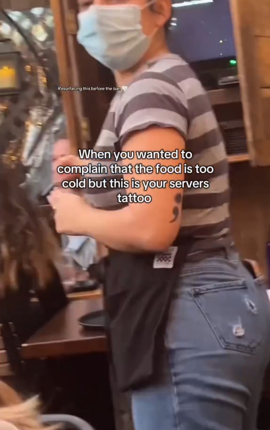 La cameriera ha un grosso tatuaggio di un punto e virgola