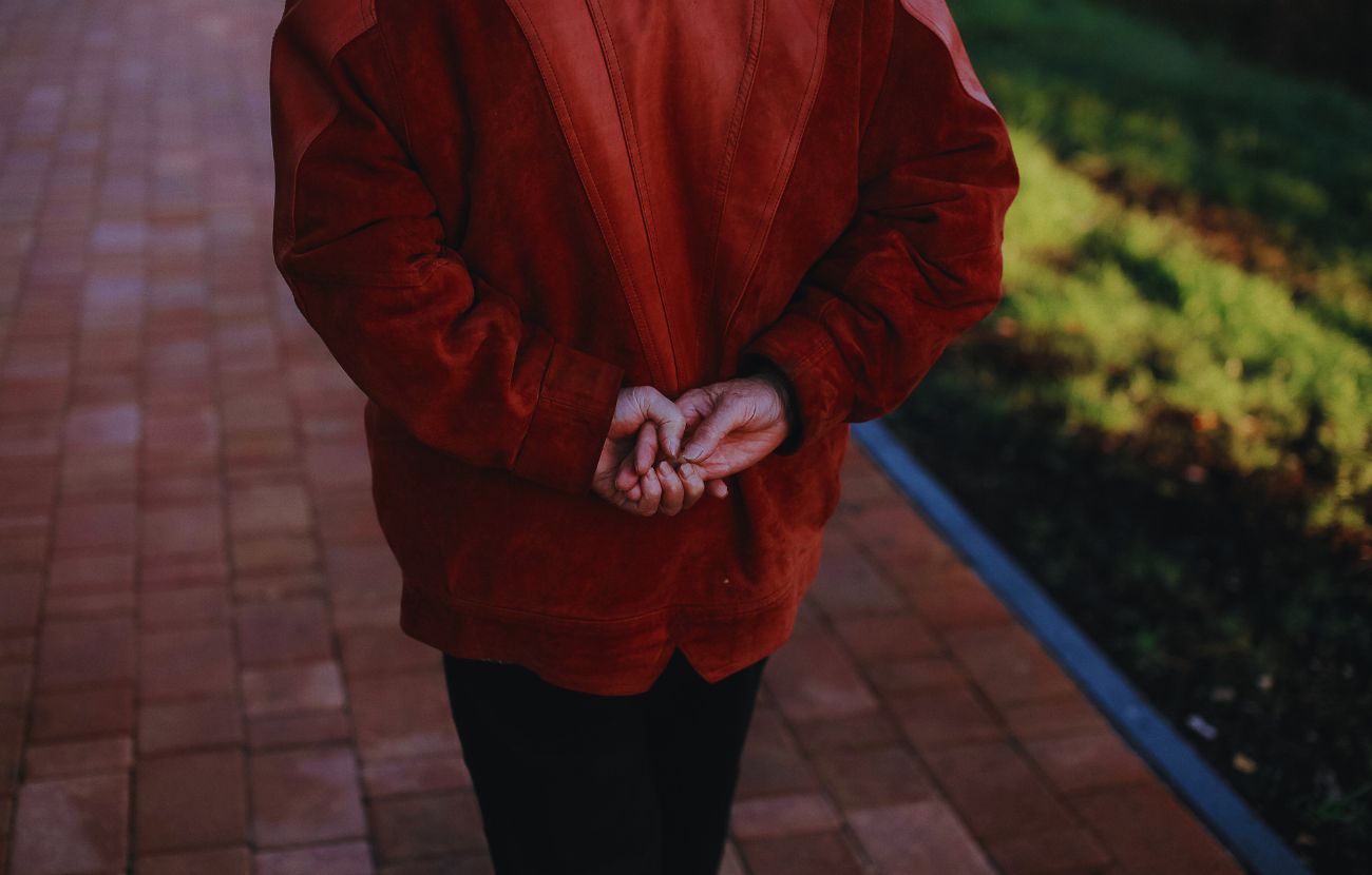 Camminare con le mani dietro la schiena indica autorità ma anche chiusura al dialogo.