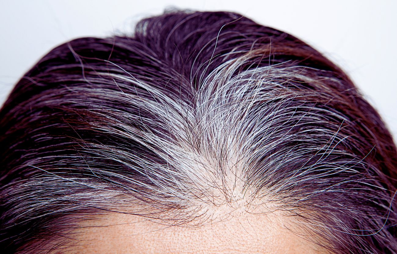 Le persone che non tingono i capelli bianchi tendono a essere più serene e ad avere una maggiore consapevolezza di sé