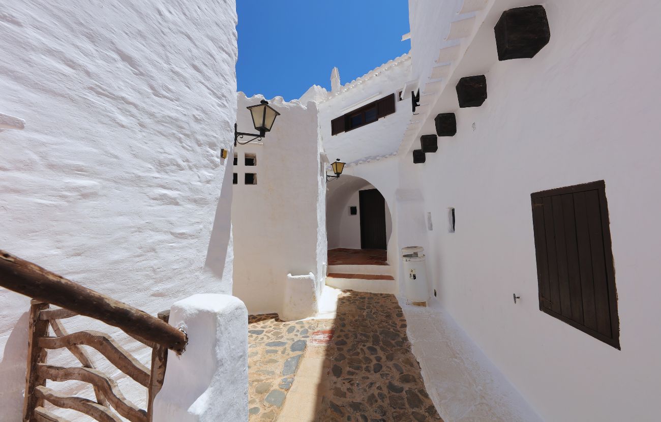 Binibeca Vell è un villaggio di Minorca che ricorda molto Mykonos e i turisti, per lo scatto perfetto su Instagram, la usano come sfondo