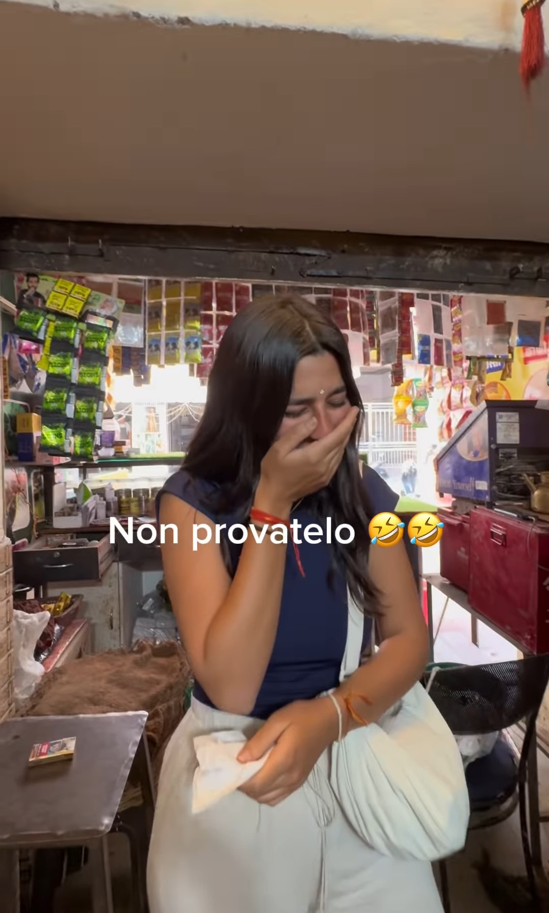 Il giudizio delle due italiane su questo cibo da strada è netto: "Non provatelo"