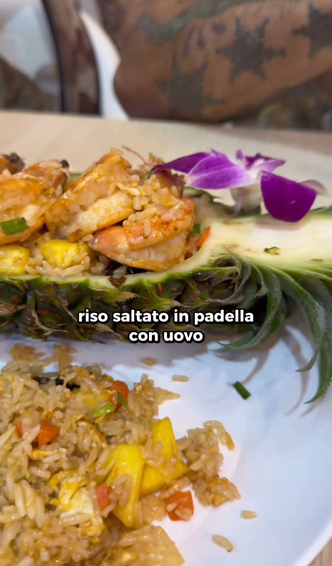 Il riso fritto con ananas è, scenograficamente parlando, il cibo da strada thailandese più bello di tutti.