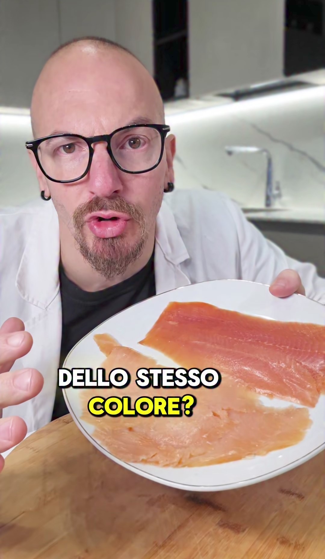 Il salmone più chiaro è di allevamento (per via dei mangimi con cui viene cibato), quello a destra è selvaggio (mangiando prevalentemente krill).