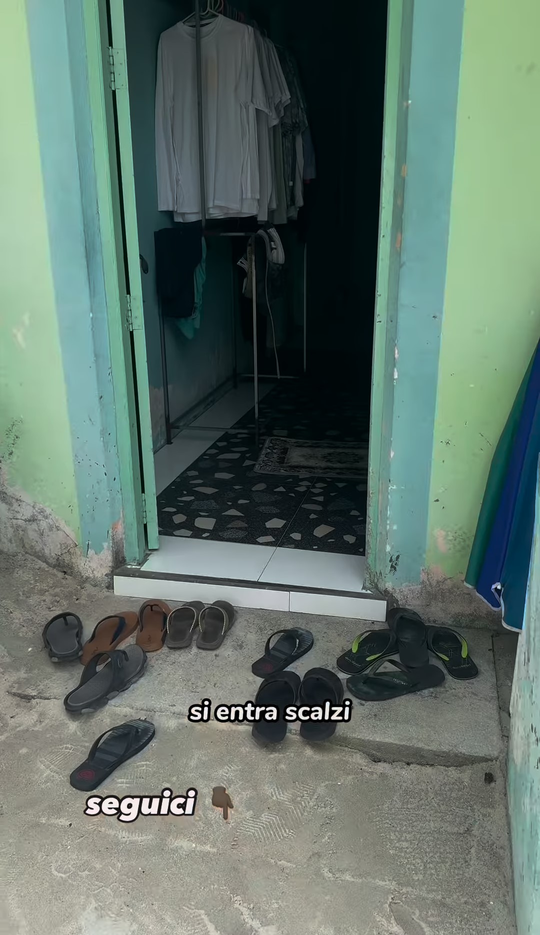In molti negozi delle Maldive, sarà normale vedere delle ciabatte fuori dall'ingresso: vuol dire che bisogna entrare scalzi.