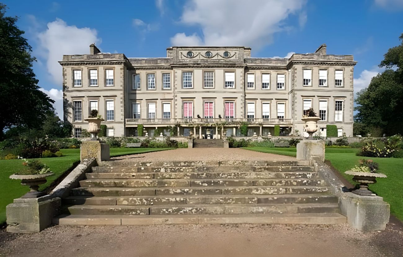 La proprietà da 90 milioni di euro (solo una parte) che il 30enne non ha (ancora) ricevuto in eredità dai genitori, motivo per cui li ha denunciati.