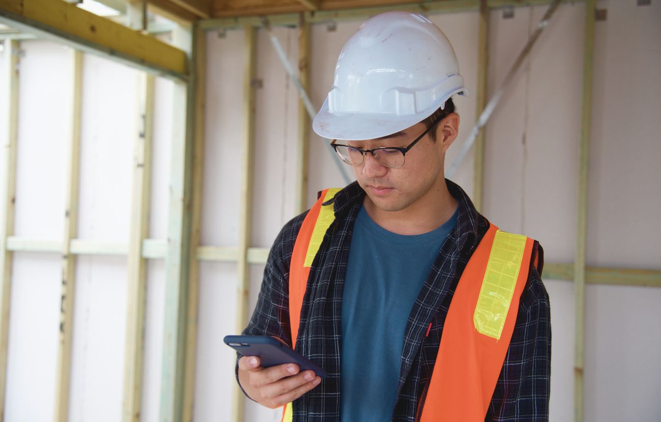 Un dipendente (a nero) ha ricevuto un risarcimento dal suo capo che, in maniera colorita, gli ha intimato di posare il cellulare mentre lavorava.
