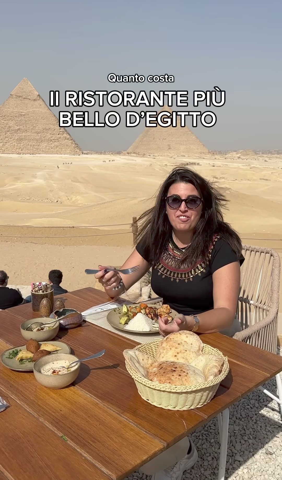 Ecco i piatti serviti al "ristorante più bello del mondo" con vista sulle piramidi: c'è anche un gelato, ordinato successivamente e compreso nei 22.50€.