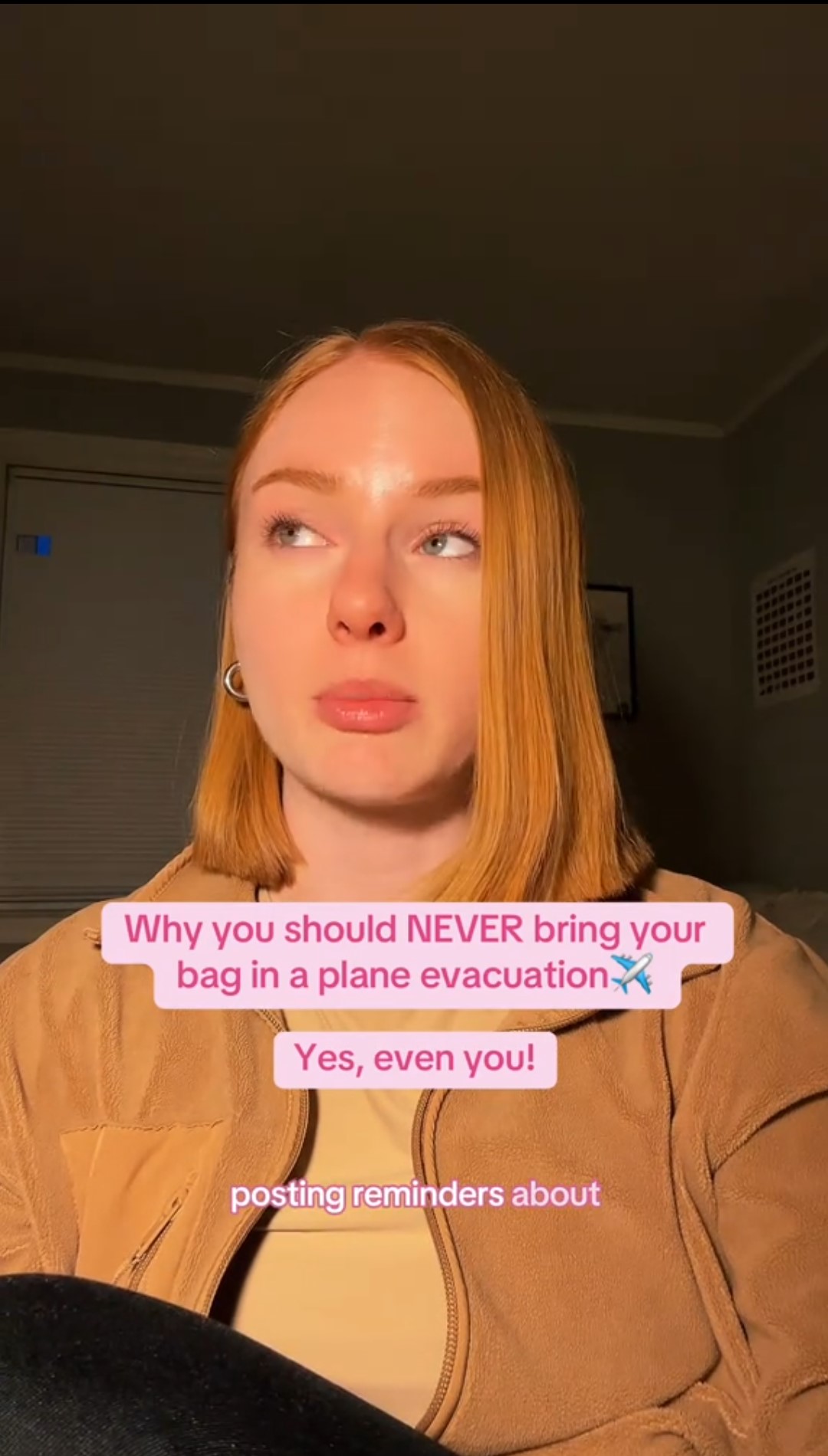 L'assistente di volo ha spiegato che cercare di recuperare il proprio bagaglio in un'emergenza aerea è un errore grave, che mette in difficoltà tutti.