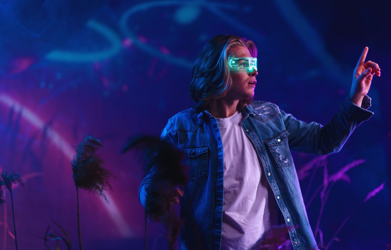 Secondo molti esperti di tecnologia, dopo il 2030 gli smartphone lasceranno spazio a dispositivi come gli Occhiali di Realtà Aumentata. Gradualmente spariranno anche gli schermi, dunque.