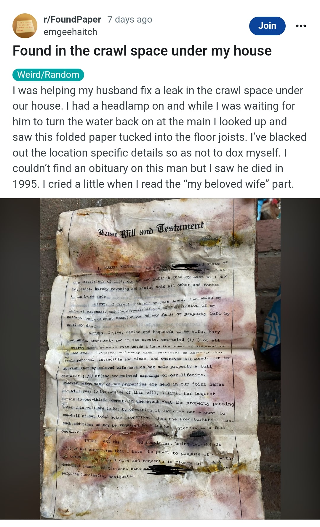 Il foglio trovato sotto il pavimento del bagno, a tratti illeggibile, è un testamento con indicazioni su come dividere l'eredità.