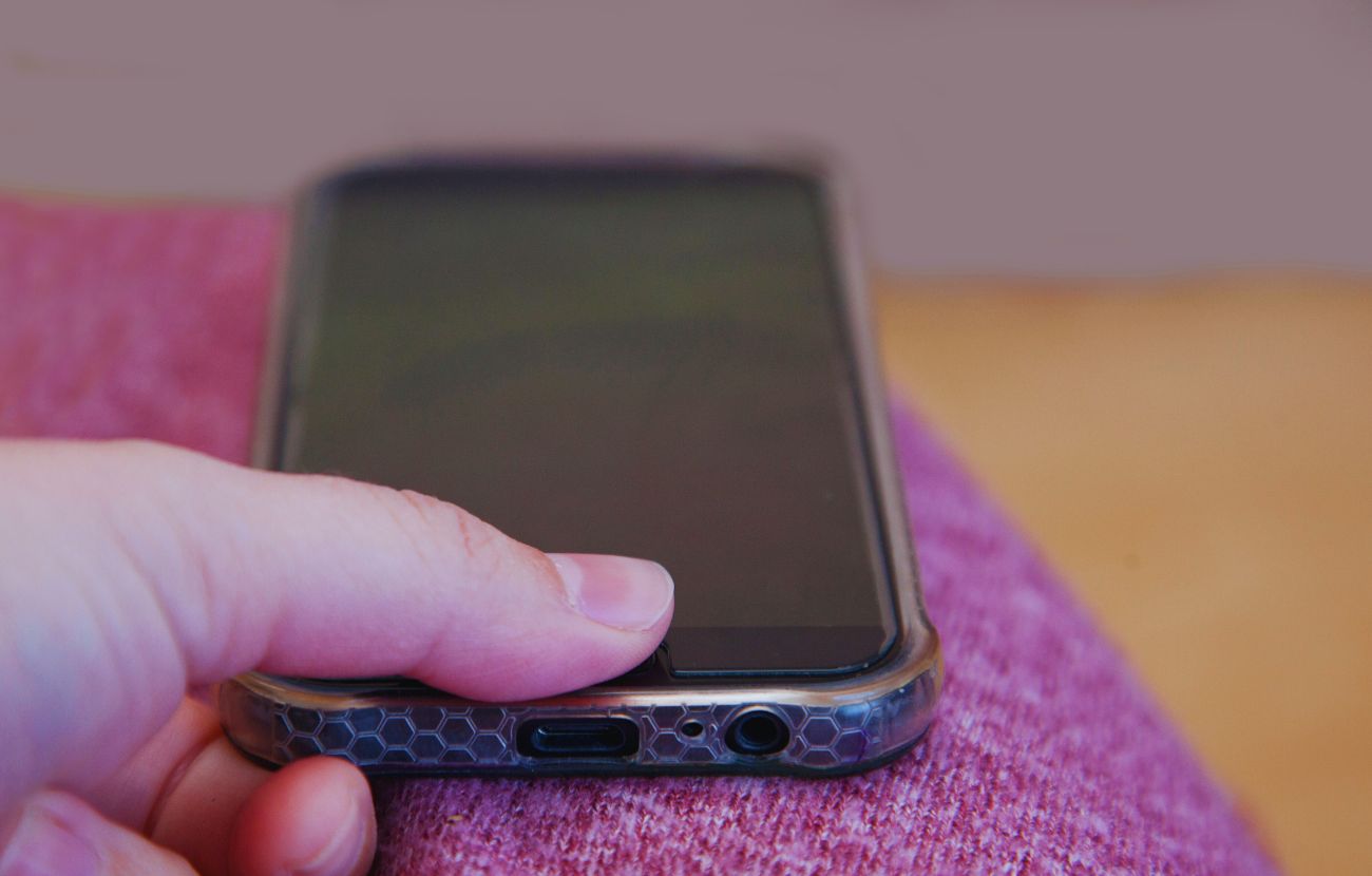 Se hai una foto di te stesso/a come sfondo del cellulare, non sei necessariamente una persona narcisista.