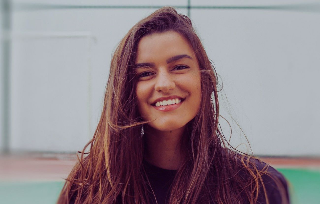 A volte non c'è bisogno di giri di parole lunghi e complicati: per dire a qualcuno di farsi gli affari propri gli si può dire, educatamente, che si preferirebbe non parlare di un determinato argomento.