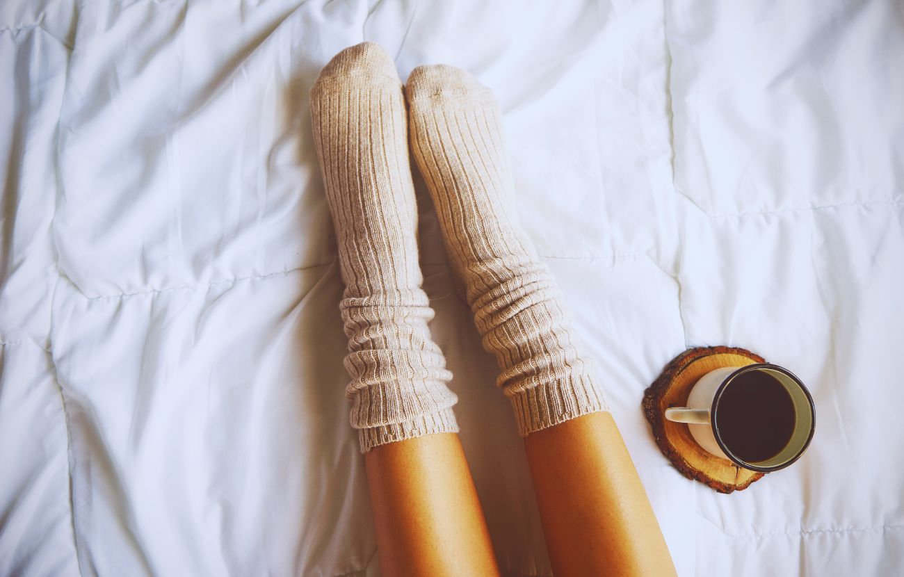 Molte persone, specialmente in inverno, sentono il bisogno di indossare calzini per dormire, mentre altre non li sopportano.