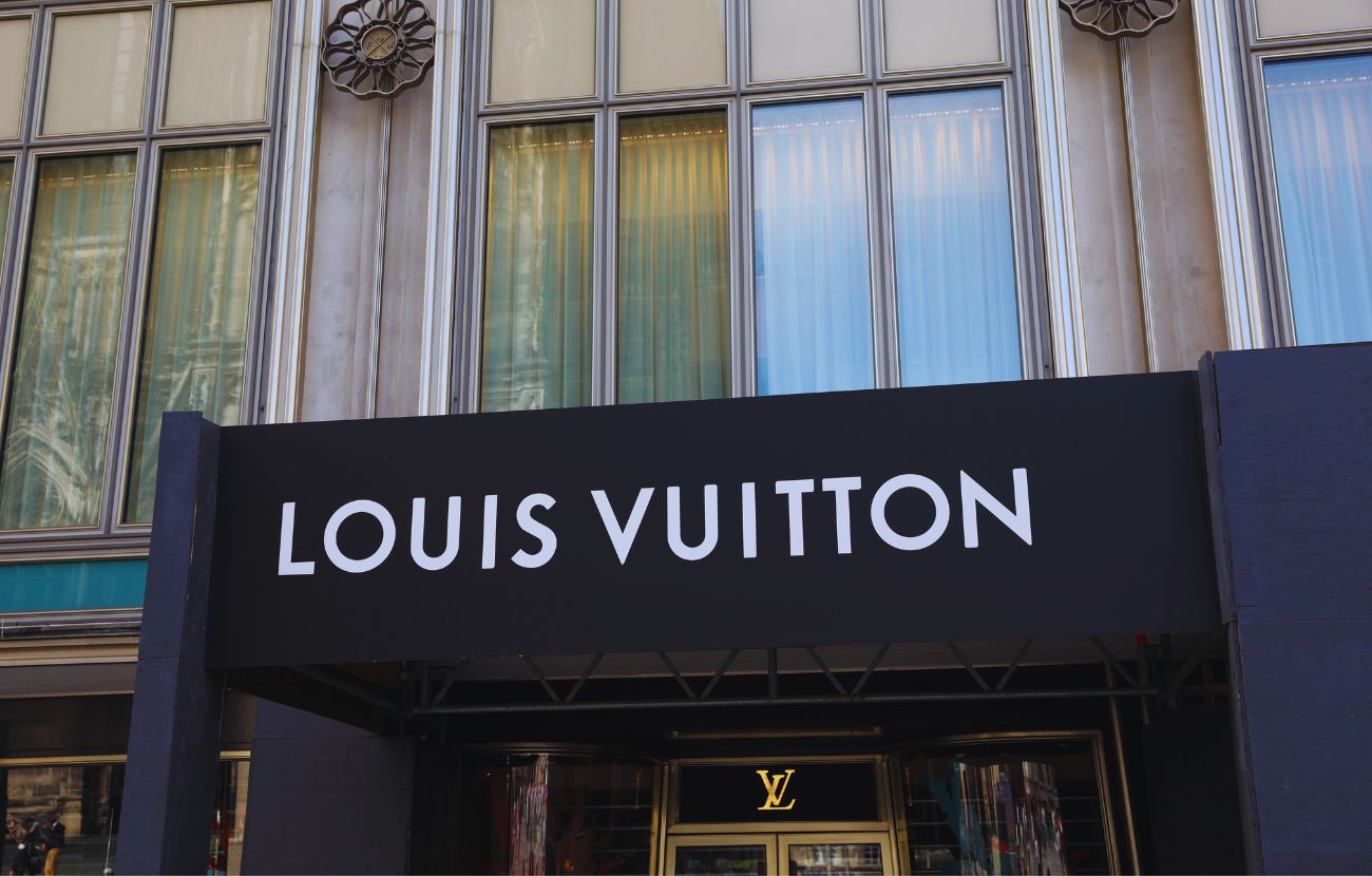 Molte persone ci tengono a indossare indumenti (di qualsiasi tipo) che abbiano il logo ben visibile.