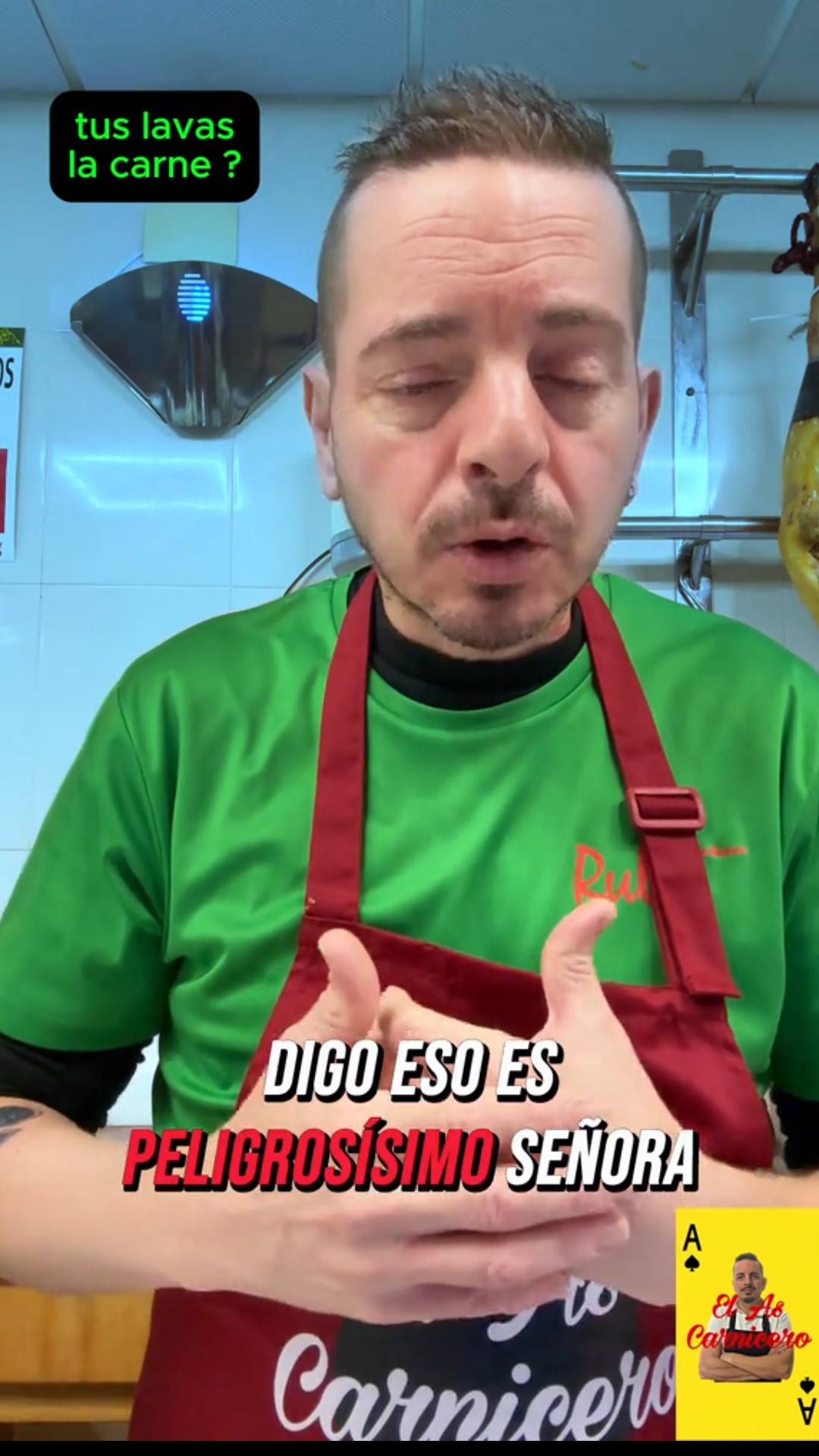 Lavare la carne del pollo è "pericolosissimo" secondo il macellaio.