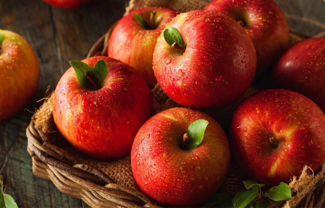 Il dottor Antonio Escribano ha suggerito di mangiare una mela (o un qualsiasi altro frutto) quando si ha voglia di uno snack zuccherato: si ingerirà un cibo del tutto naturale e la voglia sparirà.