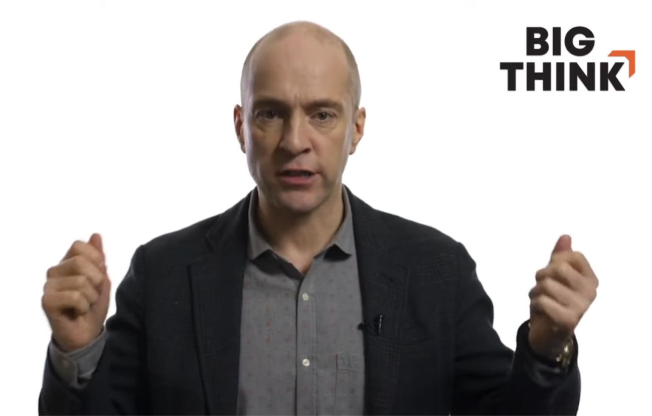 Il mentalista ha spiegato il trucco dei 5 secondi per non dimenticare il nome di nessuno. Credits: Big Think - youtube.com