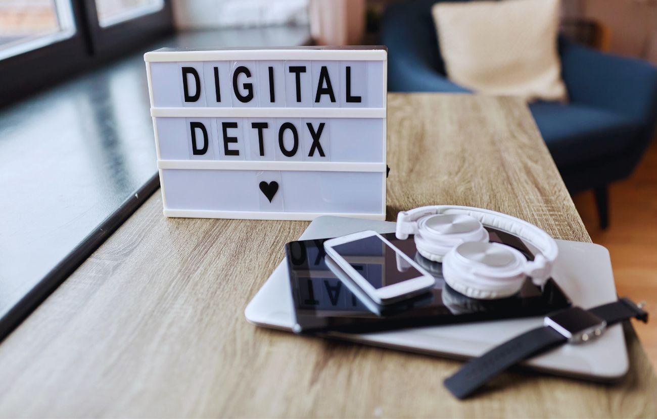 Una persona che non posta nulla sui social da anni potrebbe essere in una fase di digital detox, ovvero aver disattivato gli account social per disintossicarsene.