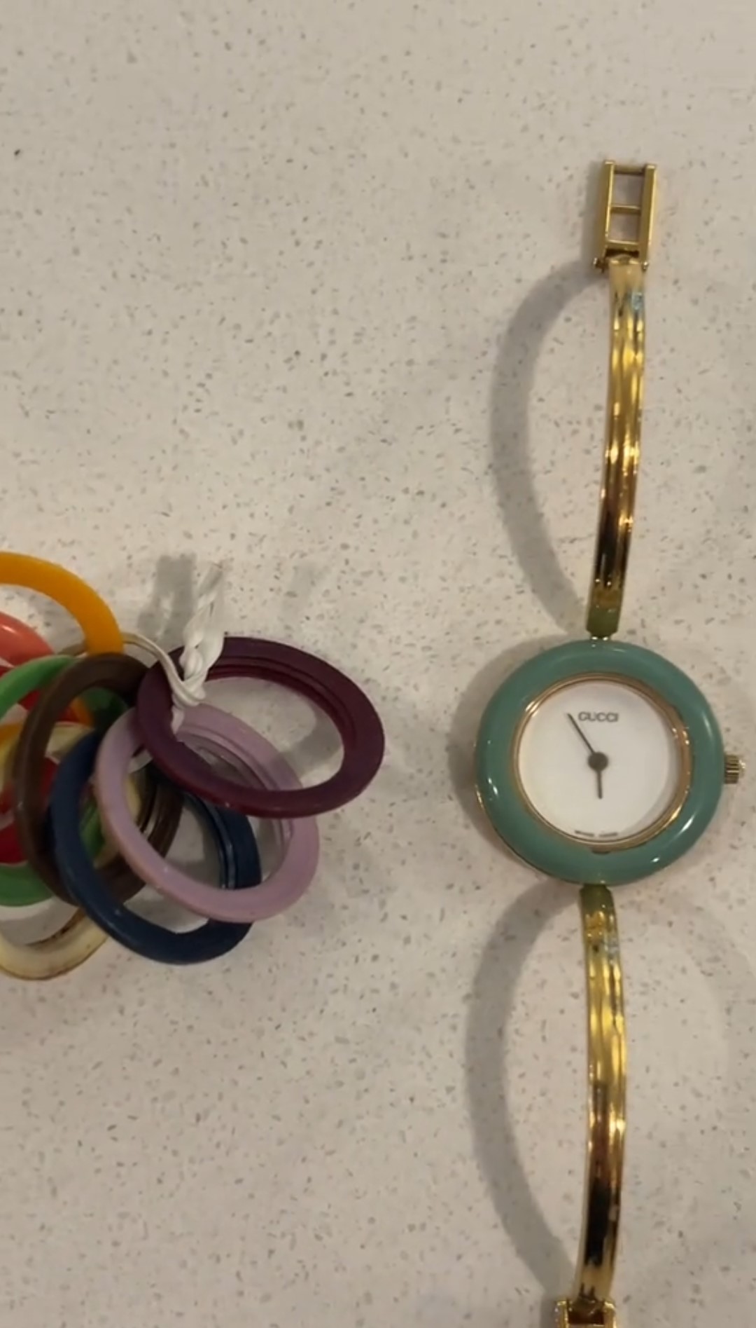 Nella busta piena di gioielli usati c'era un vero e proprio pezzo da collezione: un orologio Gucci degli anni '80 con tutte le bezels (cerchietti colorati) abbinabili.