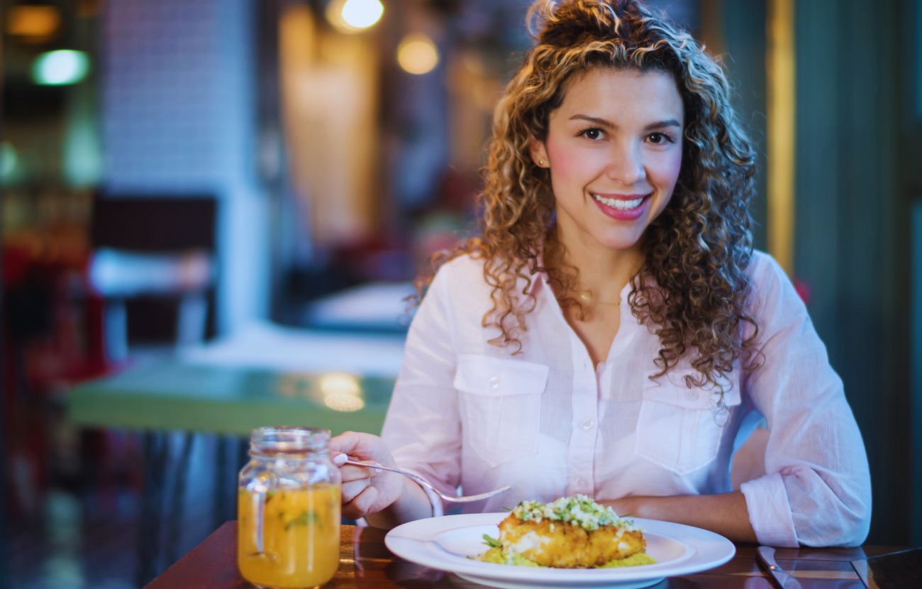 Una cena perfetta prevede un trancio di pesce con verdure e non dovrebbe essere consumata dopo le 19:00.
