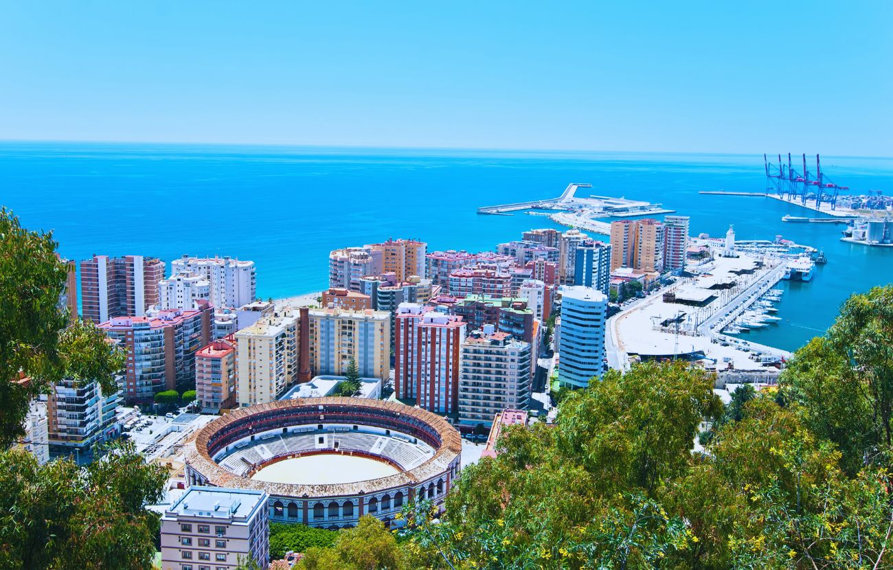 Malaga è una delle città spagnole più apprezzate dagli Over 65, visto il costo della vita contenuto e il clima estremamente favorevole.