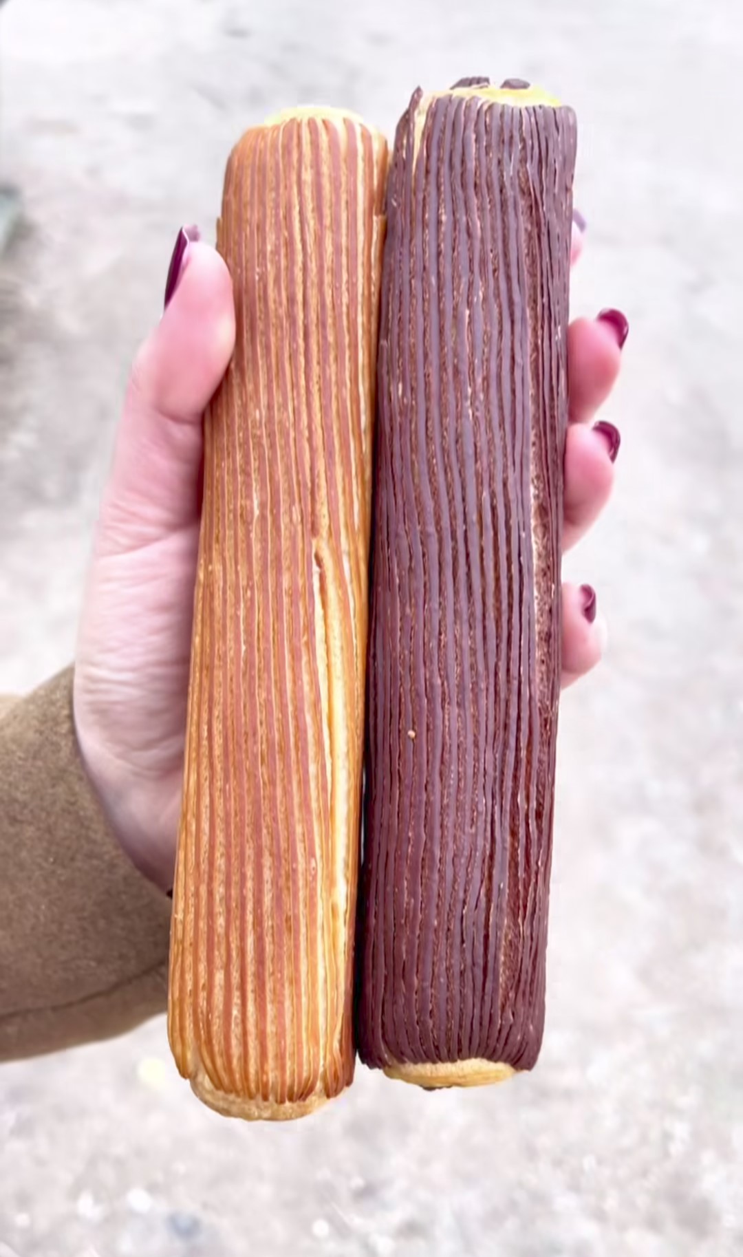 Questi sono il croissant (sinistra) e il pain au chocolat (destra) preparati nella migliore pasticceria al mondo, a Parigi.