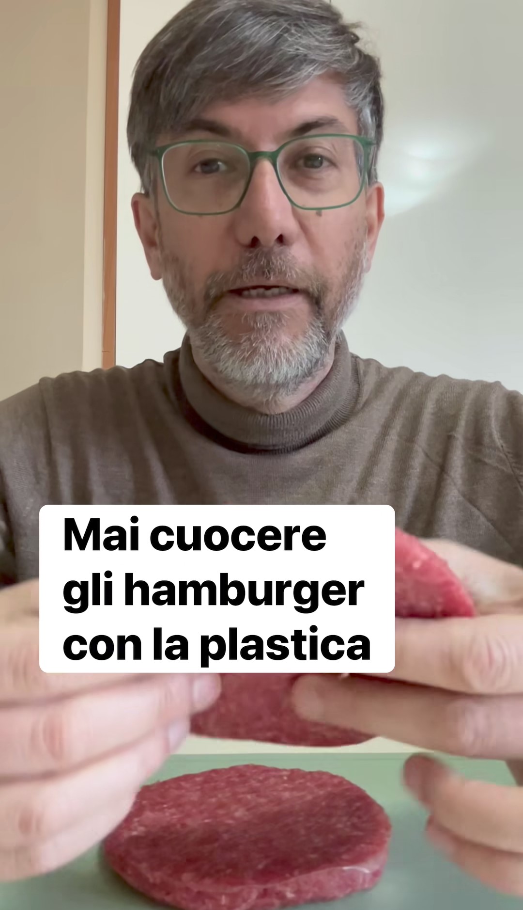 La pellicola di plastica serve a 'separare' i due hamburger ma non deve assolutamente essere messa sulla piastra, perché ad alte temperature si squaglia ed 'entra' nella carne.