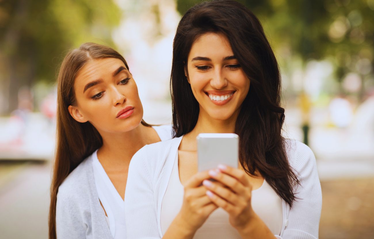 La psicologia ha fornito alcuni spunti per identificare una persona invidiosa.