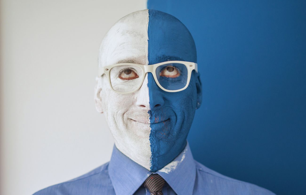 Le persone con doppia faccia cercano di mantenere un aspetto perfetto in pubblico