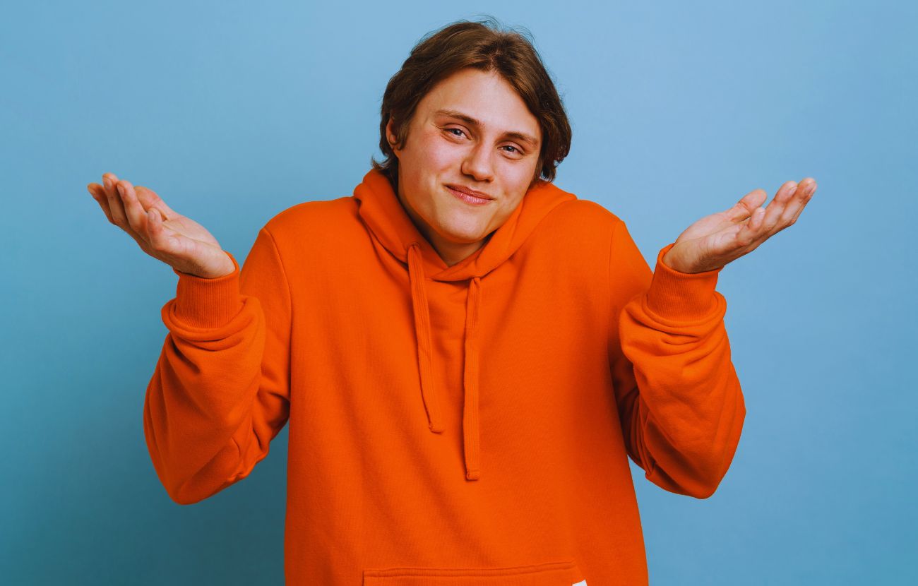 Secondo la psicologia, il miglior modo per "affrontare" coloro che sparlano alle spalle è... non affrontarli, mostrando superiorità.