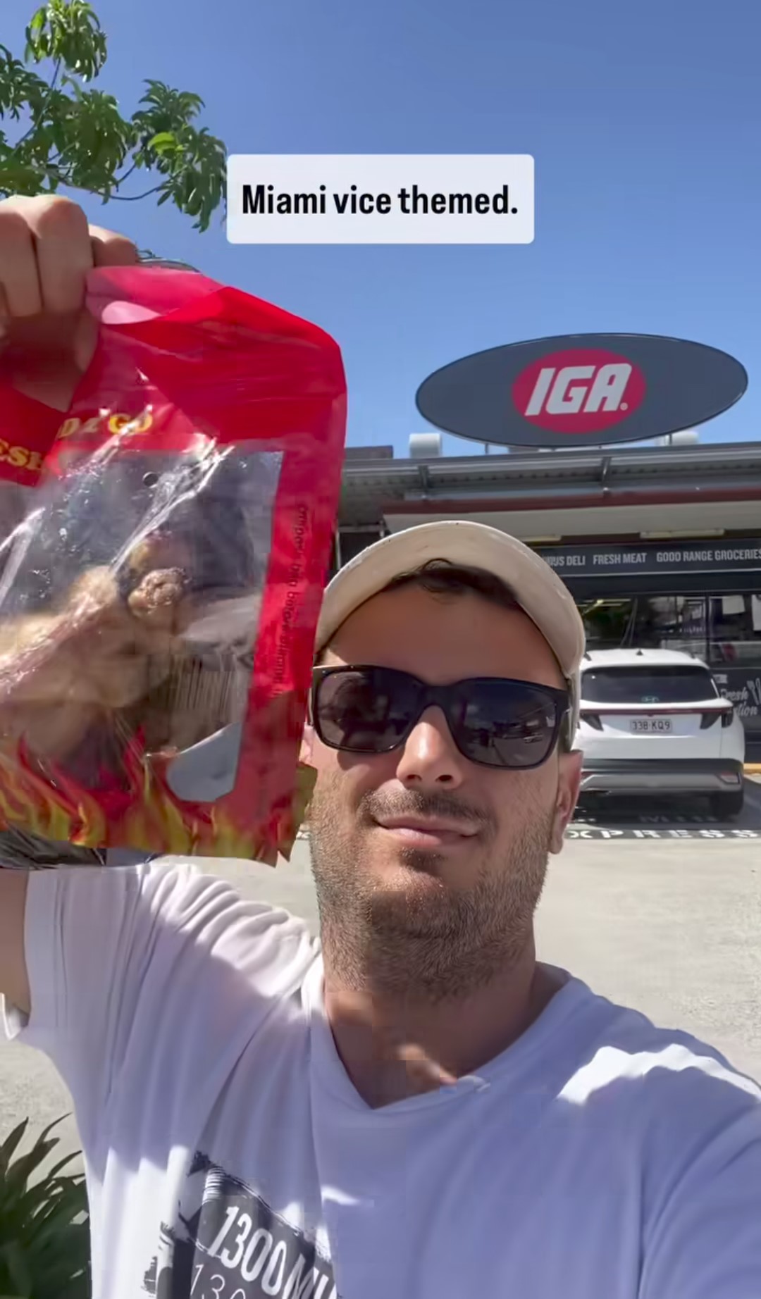 Il content creator australiano in uno dei tanti video in cui mostra l'acquisto e il consumo del pollo allo spiedo.