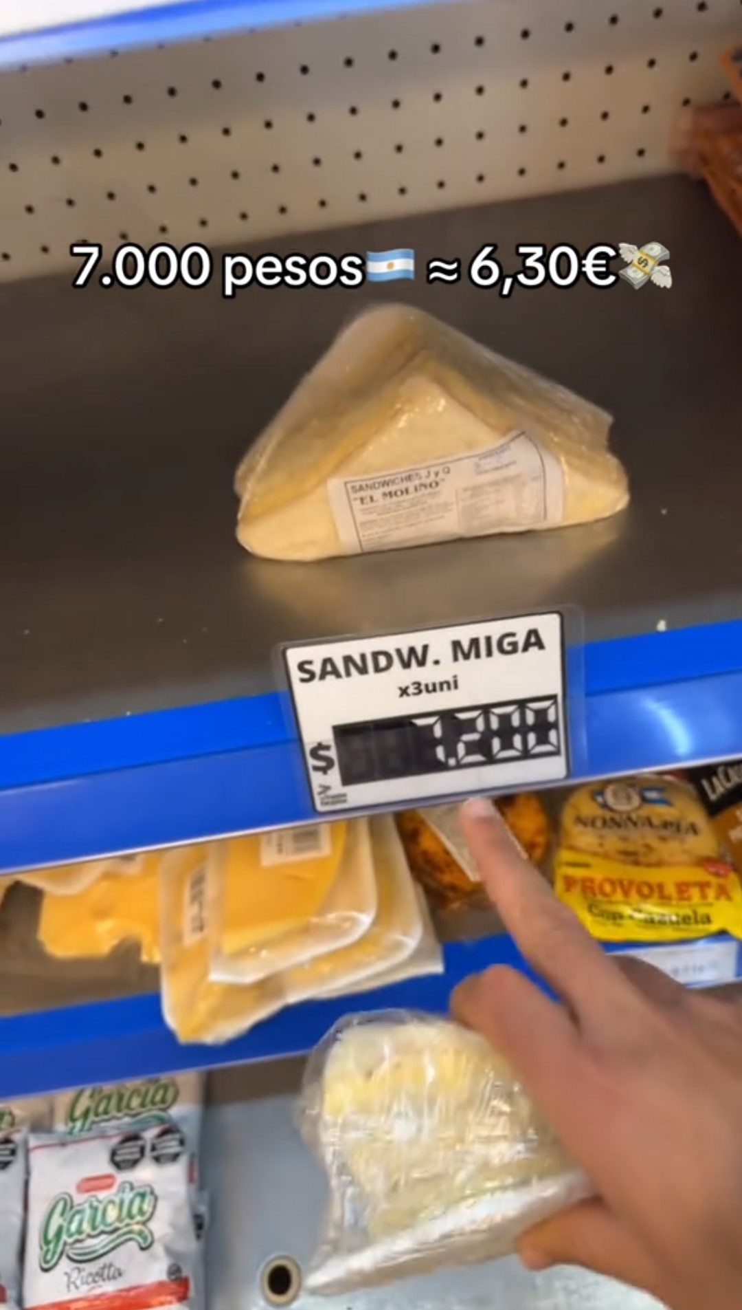 Tre sandwich senza marca, con tonno e maionese, costano più di 7€