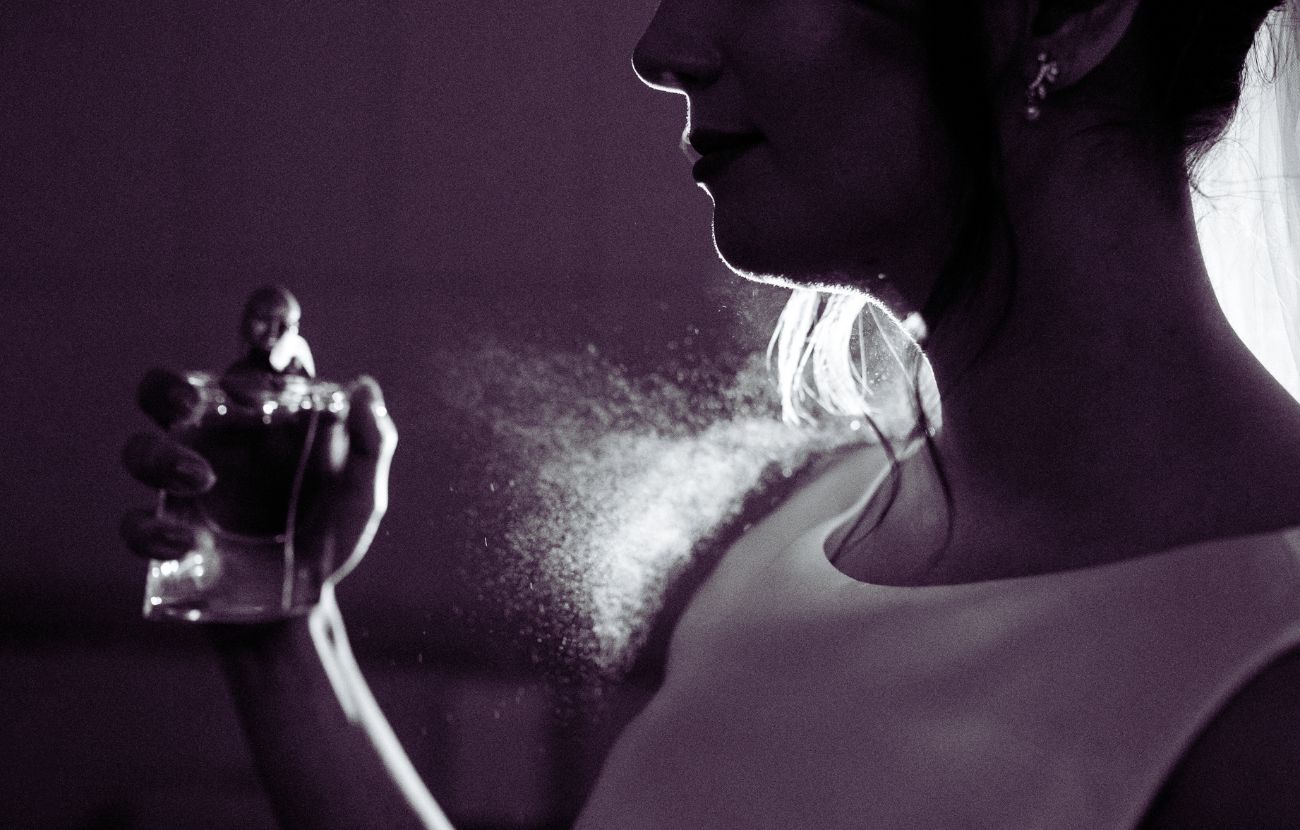 Il profumo andrebbe spruzzato sui polsi, ma non bisognerebbe strofinarli l'uno contro l'altro