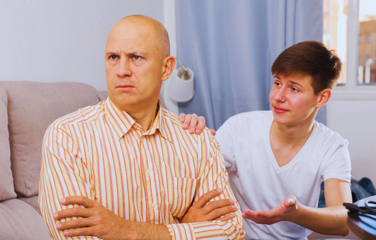 Quando una persona evita di guardarti negli occhi e mostra poco entusiasmo quando siete in compagnia di altre persone, vuol dire che sta serbando rancore di nascosto.