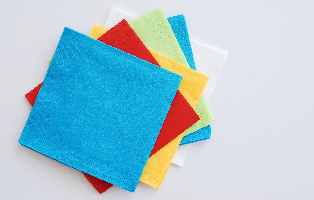 I tovaglioli da cucina colorati vanno gettati sempre nell'indifferenziato, per via della presenza di pigmenti.