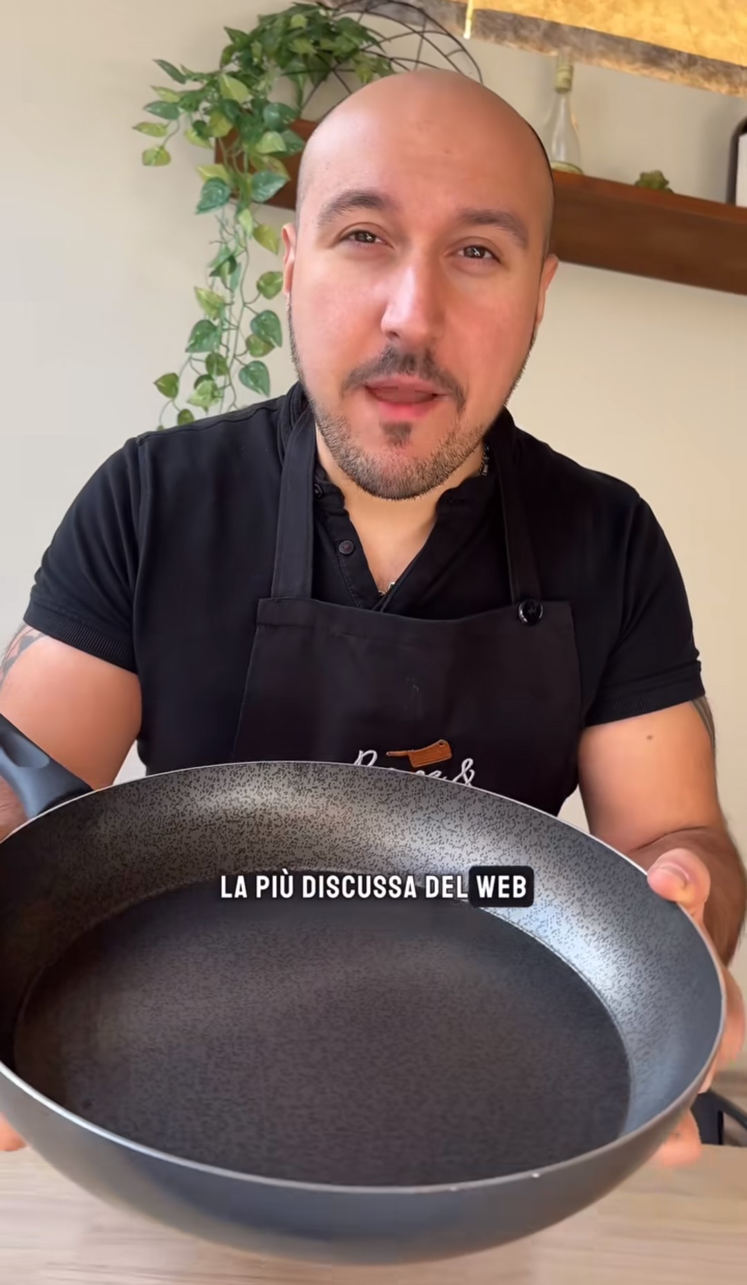 Il cuoco ha definito la padella antiaderente "la più discussa del web".