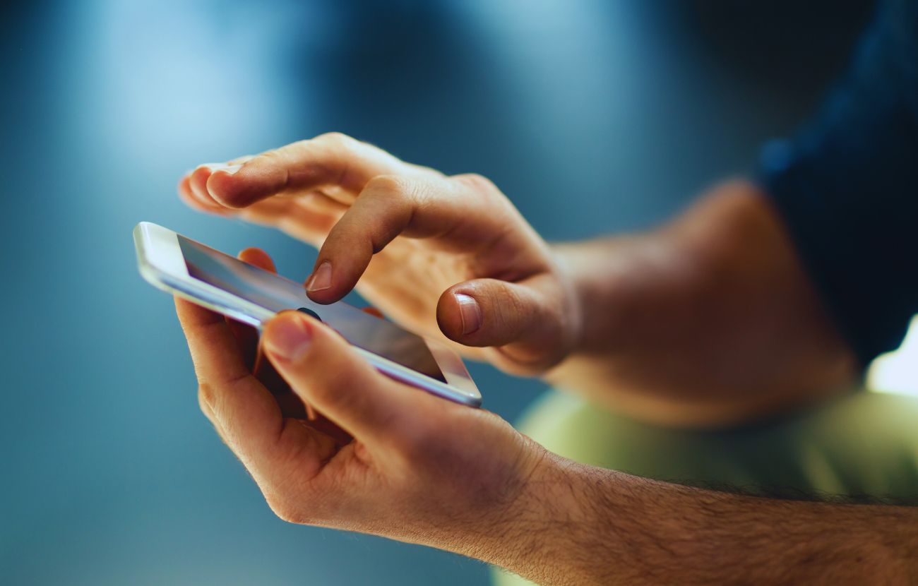 Vivere senza smartphone è indubbiamente una decisione controcorrente, ma nel 2025 può comportare diversi svantaggi.