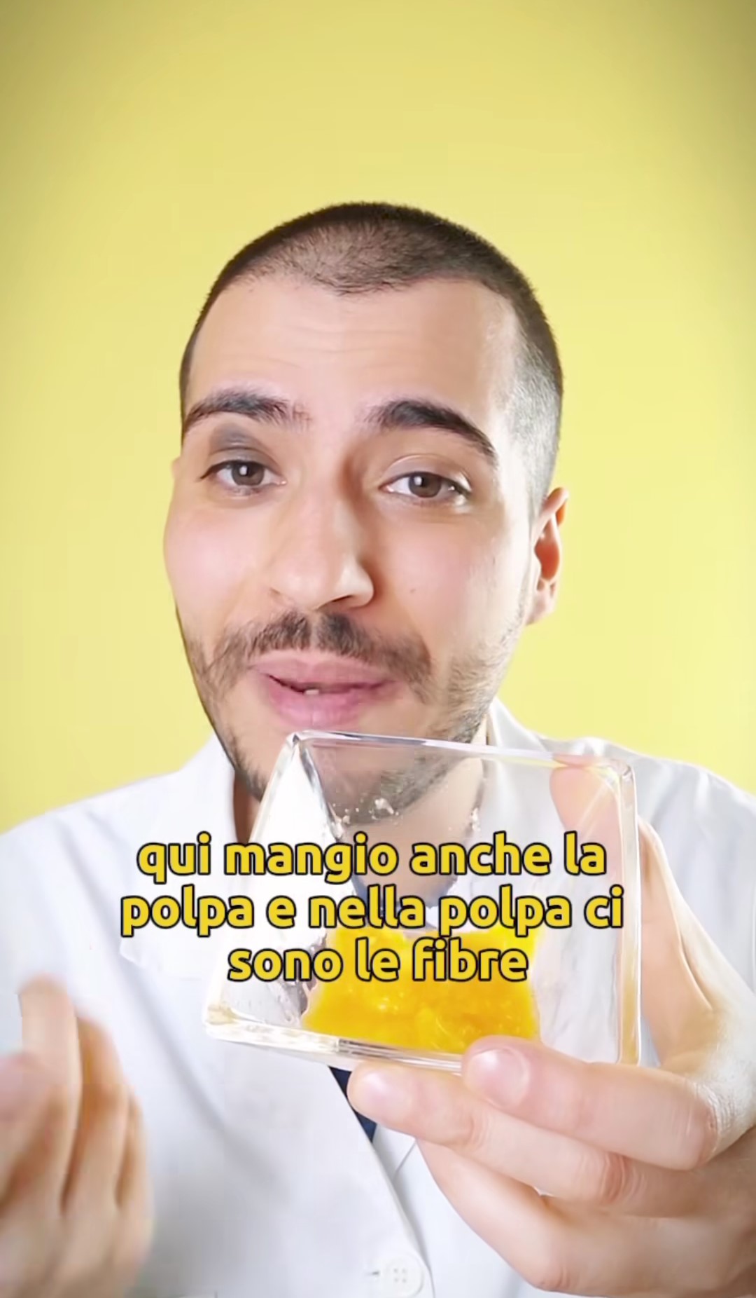 La spremuta di arance fa meno bene perché è priva della polpa, parte del frutto che contiene fibre e altri nutrienti molto importanti per l'organismo.