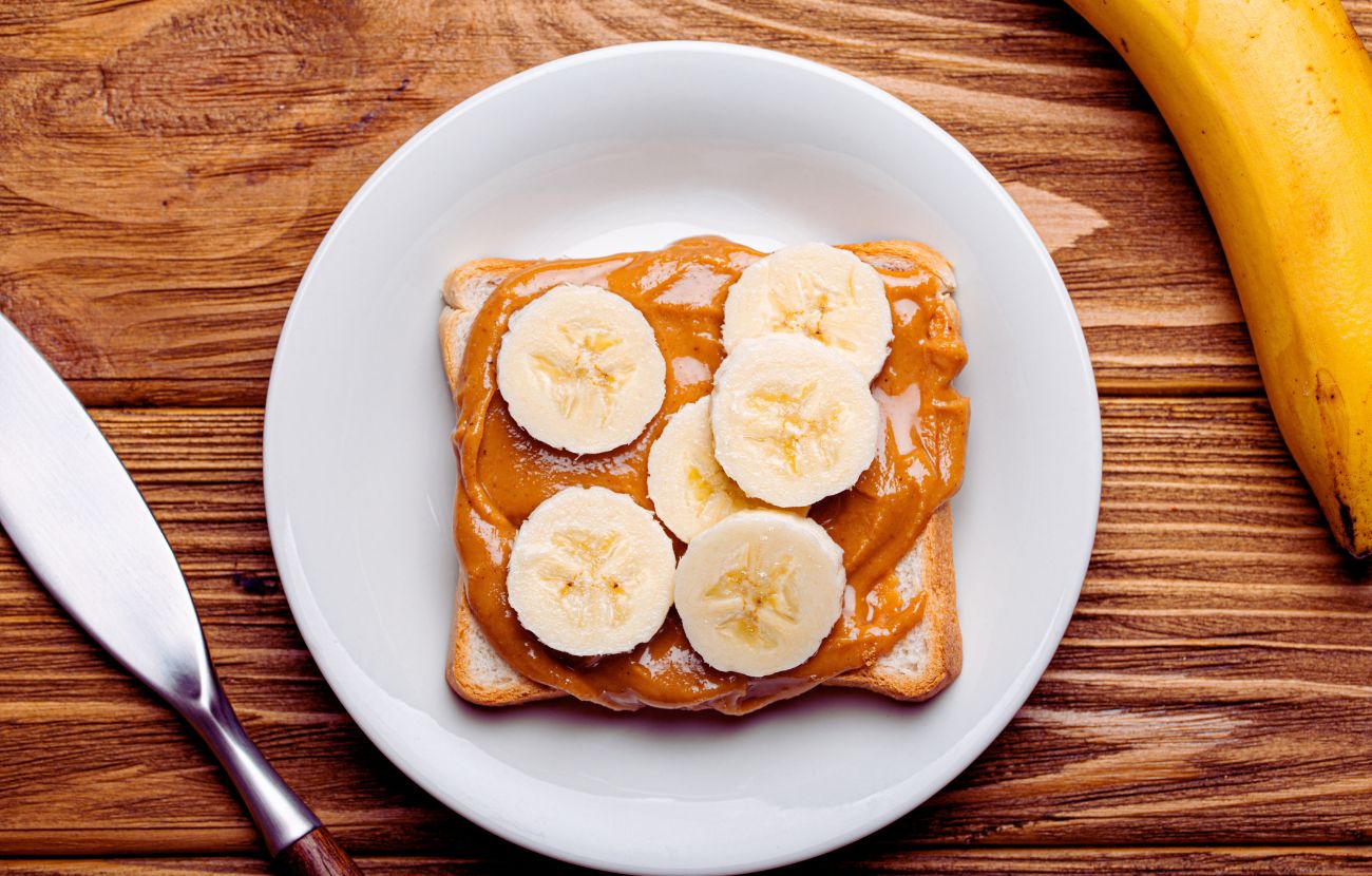 Fetta di pane integrale, burro d'arachidi e banane: uno spuntino molto calorico ma sano, da non consumare tutti i giorni.