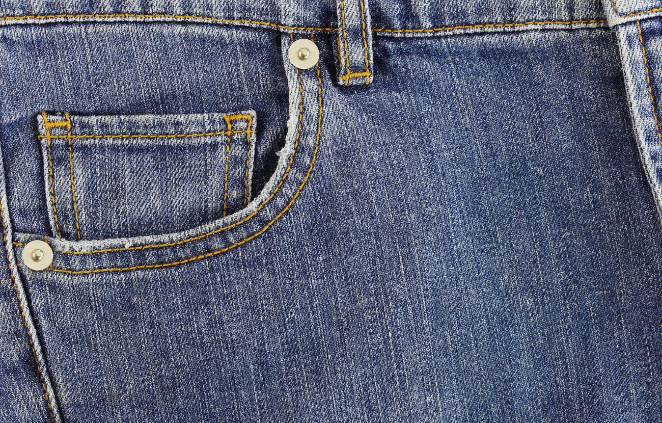 In passato, il taschino anteriore dei jeans serviva a conservare l'orologio da taschino o l'accendino 'Zippo'.