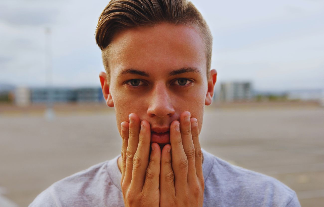 Toccarsi il volto ha un significato preciso secondo la psicologia.