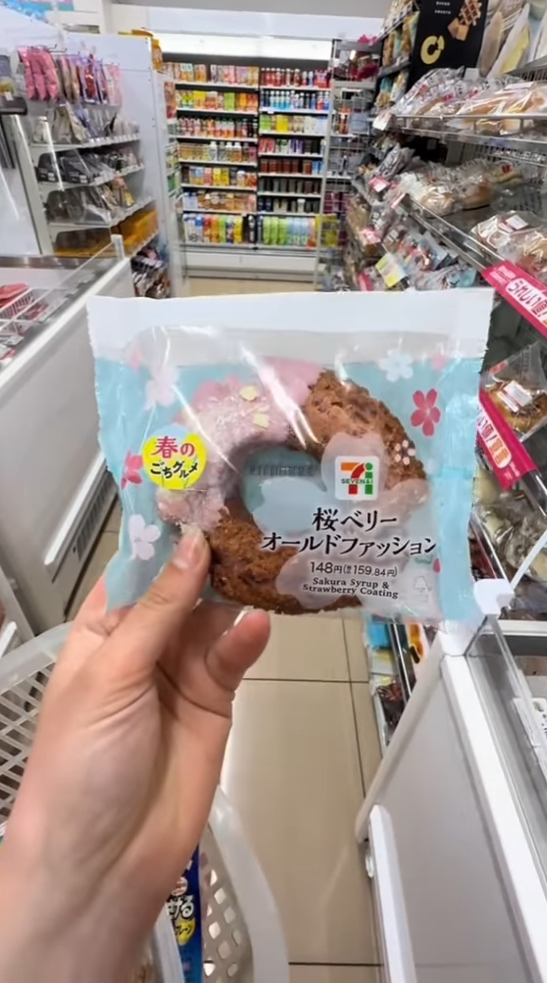 La ciambella a gusto Sakura venduta dal 7-Eleven giapponese le è sembrata "una trovata per turisti".
