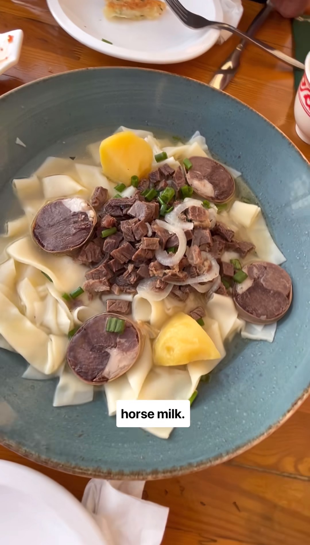 La carne di cavallo è il piatto nazionale del Kirghizistan, ma molti europei non sono abituati a mangiarla e, al contempo, si sentono in colpa perché il cavallo è un animale che non considerano adatto a essere mangiato.