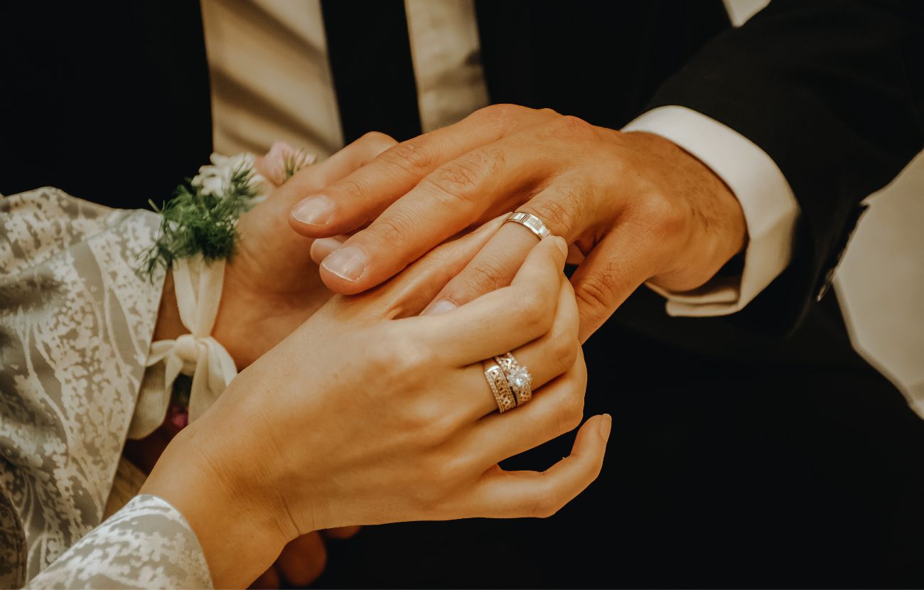 Gli anelli d'oro sono una tradizione nata solo di recente: ai tempi degli Antichi Egizi si usavano materiali ben meno preziosi.