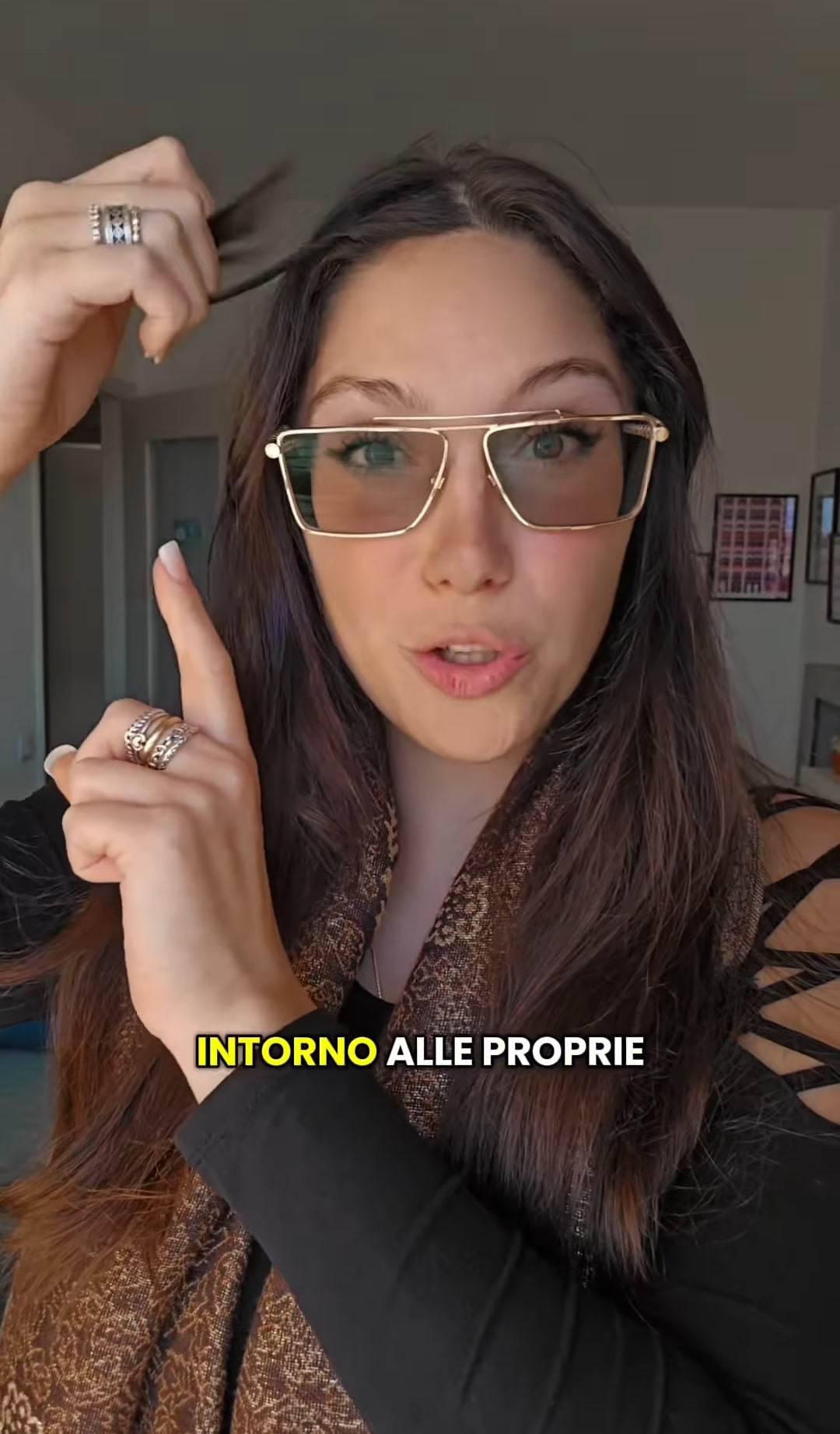 La psicologa italiana ha spiegato quali sono i 5 motivi per cui una persona, normalmente, "gioca" con i propri capelli