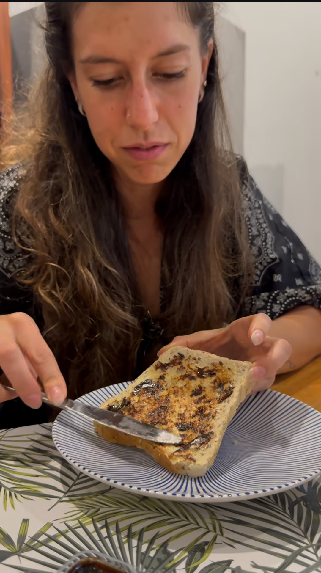 La colazione tipica australiana: pane tostato, burro e Vegemite.