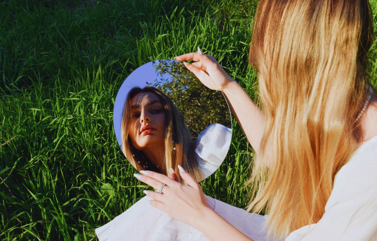 Ci sono diversi metodi per riconoscere le persone con bassa autostima, secondo studi psicologici.