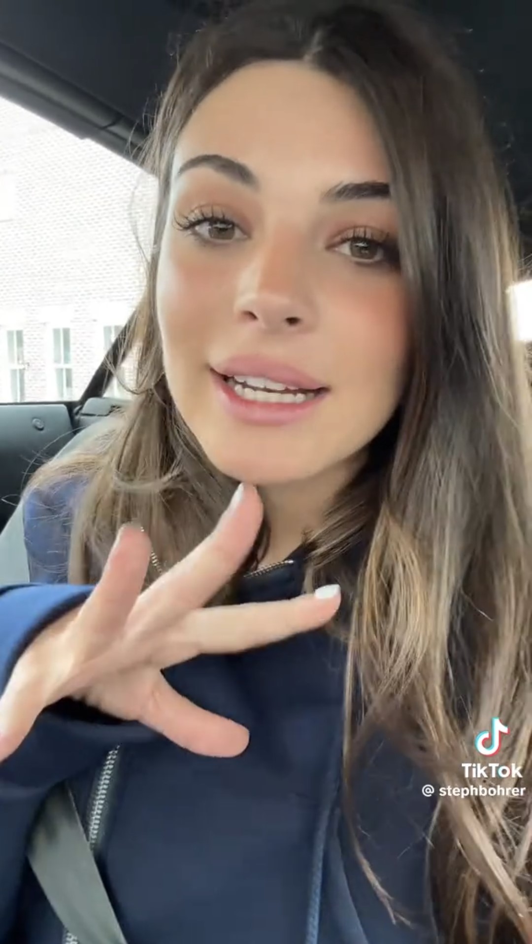 Il viso della modella che ha ricevuto il bigliettino, che non è certamente estranea a complimenti sul suo aspetto.