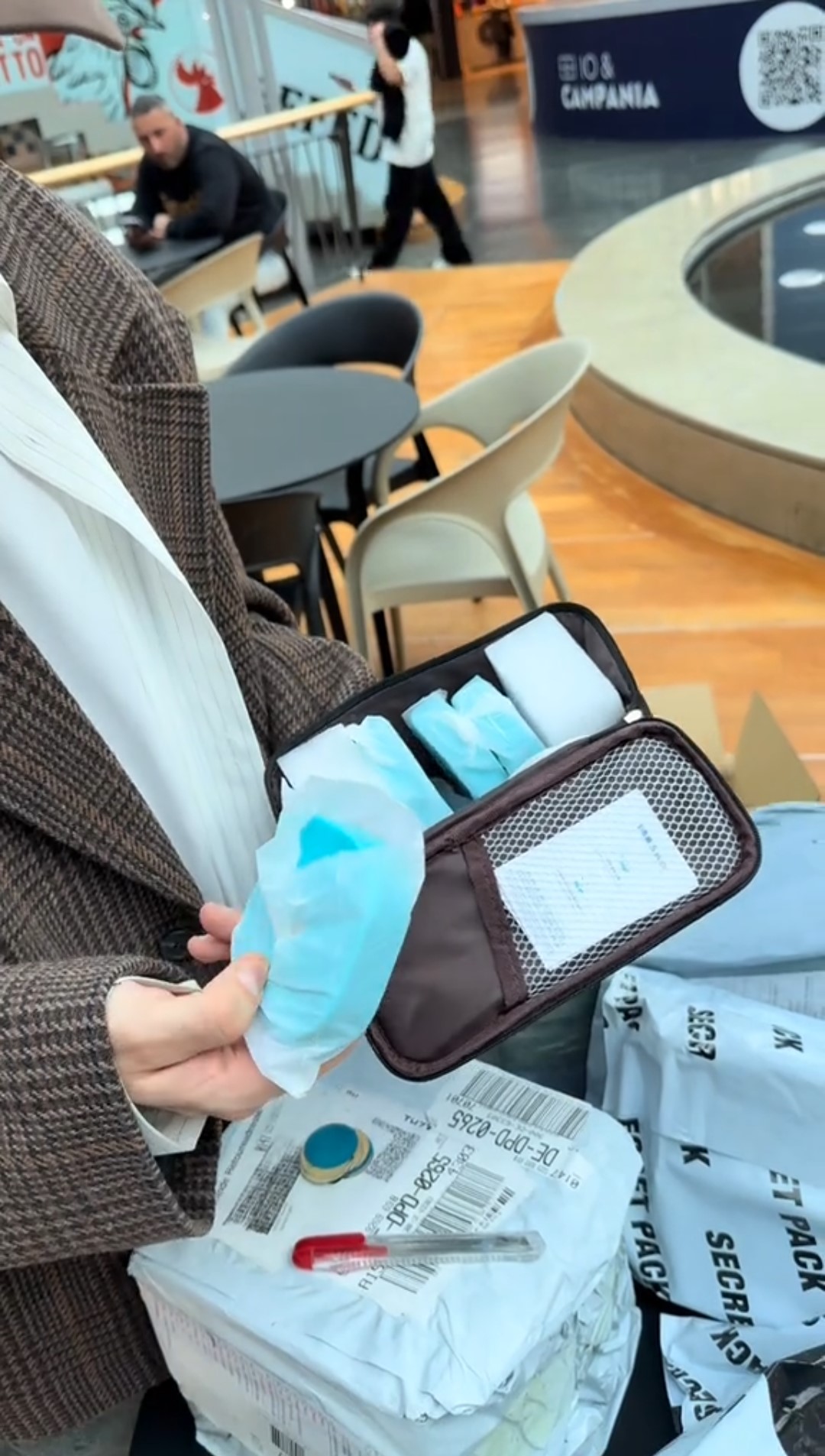 Il pacco smarrito 'misterioso' proveniente dalla Cina: non si è capito cosa siano gli oggetti azzurri che si vedono.